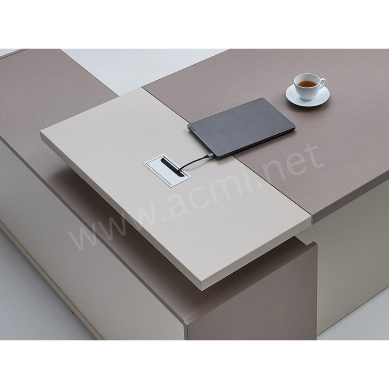 CLOSE UP WIRE MANAGEMENT